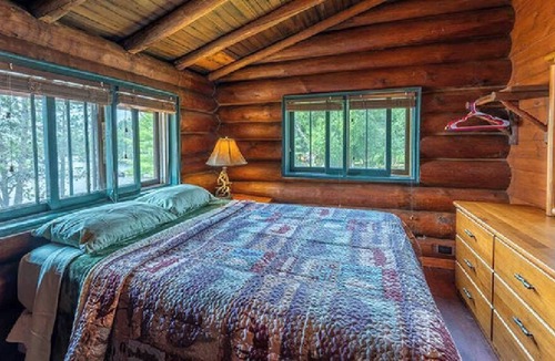 Ely Cottage | Log Lodge .