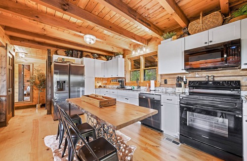 Ranger Cabin | Long-range mountain views, wraparound deck, stunning decor, hot tub, star gazing