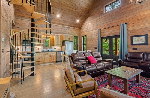 Maggie Valley Cabin | Long Views Retreat/3 Suites/Pet-Friendly - Sleeps 8