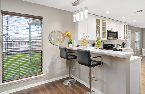 Spring House | Longer-Term Welcome! Cheerful 1 bedroom Plush Queen Bed!