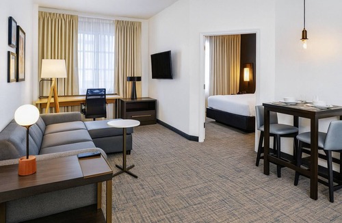 Arts/Warehouse District Hotel | Look No More! Two Family-friendly Suites with Full Kitchen and Free Breakfast!