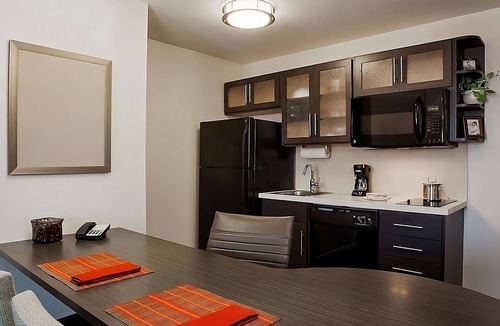 Southfield Hotel | Looking For a Place to Relax? 2 Peaceful Rooms w/Kitchen, Free Parking!