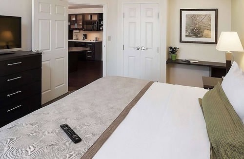 Southfield Hotel | Looking For a Place to Relax? 2 Peaceful Rooms w/Kitchen, Free Parking!