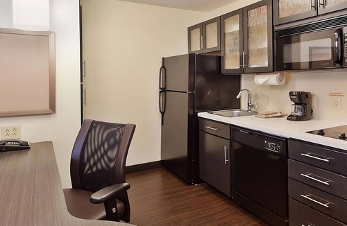 Southfield Hotel | Looking for Quick Escape? 4 Convenient Rooms w/Spacious Living Room! Parking