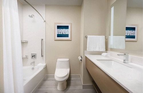 Marathon Hotel | Looking for the Best Location for Next Getaway? Amazing Room w/FREE Breakfast