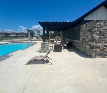 Princeton Apartment | Loop, New Luxurious Large 3BR House, Sleeps 11 with Free Parking