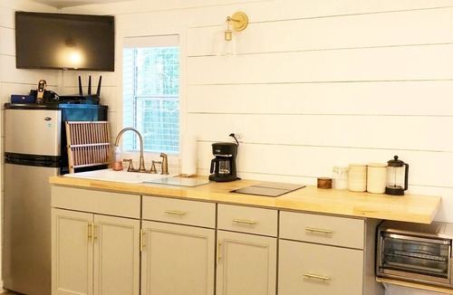 Mathias Cabin | Lost River Tiny House, dog-friendly + hot tub