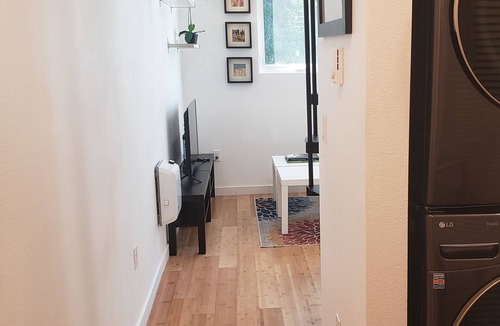Southwest Hills Apartment | Lots of Natural light. Excellent Location. Studio + Loft. Parking on-site