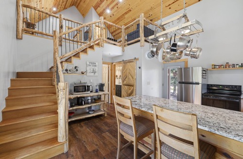 Zion National Park East Entrance Cabin | Lovely 2-bedroom cabin bordering Zion's national Park, Close to cable Mountain.