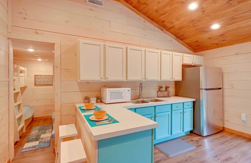 Au Gres Cottage | Lovely Au Gres Cottage w/Hot Tub: Walk to Beach!