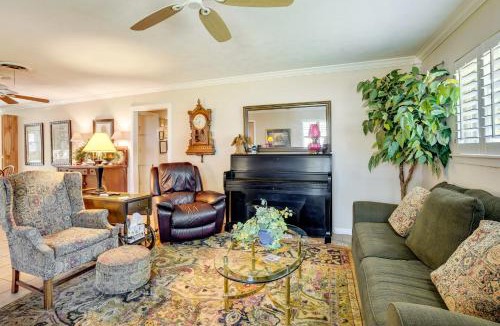 College Station House | Lovely Bryan Home w/Deck - 4 Mi to Kyle Field!