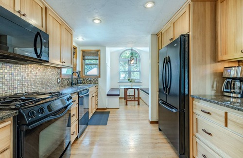 Eugene House | Lovely Eugene home near it all with hot tub!
