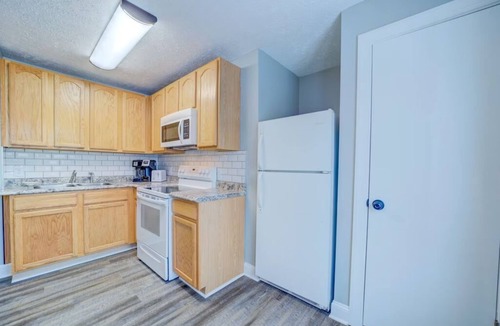 Beachwood-Bluffton Apartment | Lovely Mid-Century Modern - Apt B