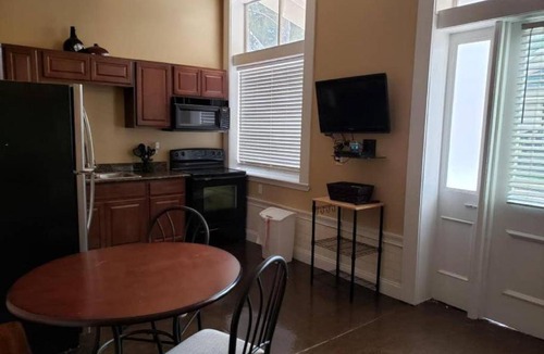 Algiers Point Apartment | Lovely Studio Apartment in Algiers Point Sleeps 4