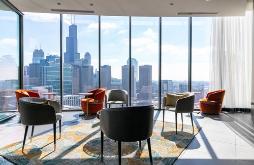 West Loop Apartment | Lovely West Loop 2BR w/W/D, Gym & Lounge, nr L, by Blueground