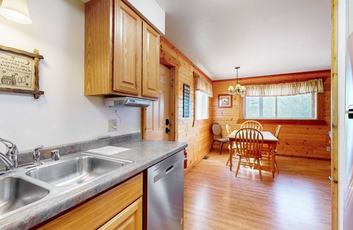 Warrens House | Lower-Level duplex, adventure retreat with fire pit, patio, & WIF