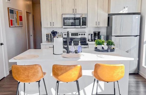 St. Anthony West Apartment | Lux 2BD Sofa Bed DT &UMN GYM Free Street parking