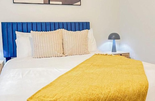 St. Anthony West Apartment | Lux 2BD Sofa Bed DT &UMN GYM Free Street parking
