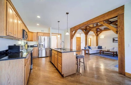 Liberty House | Luxe 6BR Group Retreat | Hot Tub, Fire Pit + Pond
