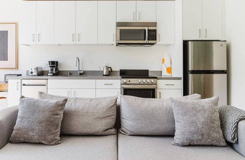 Polk Gulch Apartment | Luxe Nob Hill 1BR w/Pet Area & Rooftop, nr Hospital, by Blueground