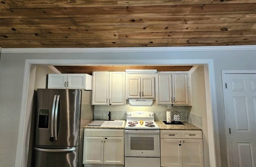 Appling Apartment | Luxe Studio Vaulted Ceilings-Private Entry-Parking