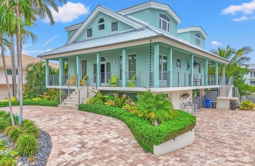 Coury House | Luxurious 3-bedroom home with Pool and Dock in Key Colony Beach