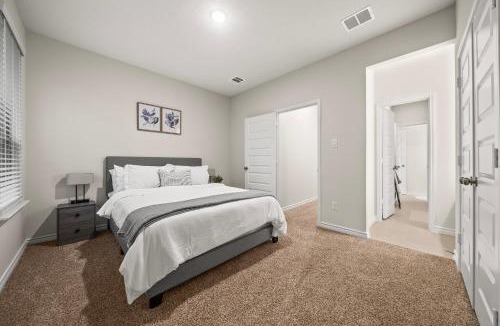 Denton House | Luxurious 4 Bed Duplex Getaway!