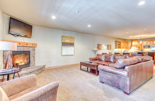 Government Camp Condo | Luxurious Collins Lake condo w/updated amenities, shared pool & easy ski access
