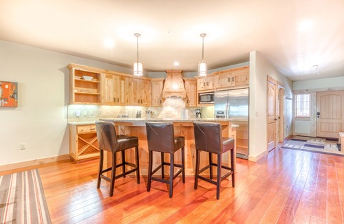 Government Camp Condo | Luxurious Collins Lake condo w/updated amenities, shared pool & easy ski access