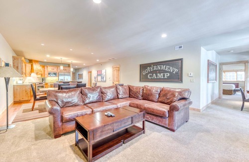 Government Camp Condo | Luxurious Collins Lake condo withupdated amenities, shared pool & easy ski access