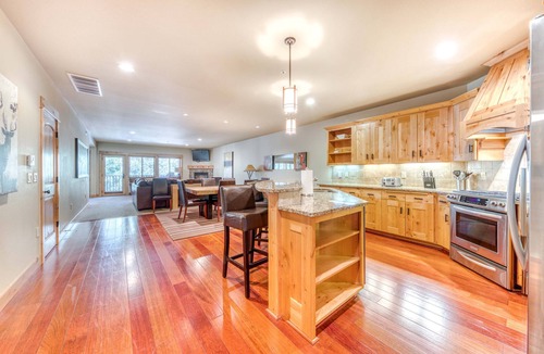 Government Camp Condo | Luxurious Collins Lake condo withupdated amenities, shared pool & easy ski access