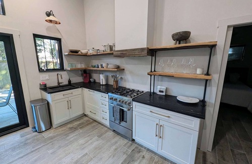 East Hill Villa | Luxurious East Hill Guest House w/King Bed!