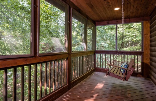 Massanutten Cabin | Luxurious Log Cabin with Hot Tub, Pool Table, Ping Pong and more!