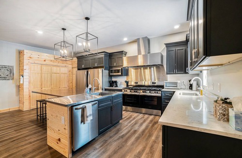 Lewiston Hotel | Luxurious Lodge w/8-lane bowling ally, additional Cottage & great location!