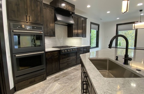 Coos Bay House | Luxurious Modern Retreat with 3 King Suites