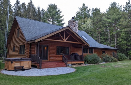 Pembine Cabin | Luxurious Northwoods Log Lake house with over 500ft of lake frontage on 15 acres
