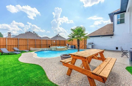 Richardson Villa | Luxurious | Pool Oasis | PS5 | 5BR 4 BA | Aquarium