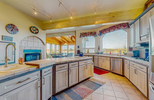 Florence House | Luxurious Riverfront House withRiver Views, Private Sauna, Pool Table, & Free WiFi