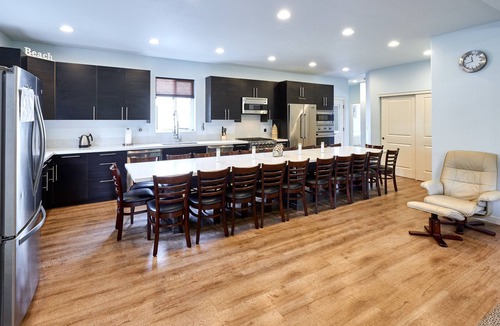 Lincoln Beach House | Luxury 10-Bedroom Retreat Sleeps 20: 19 FT SWIM SPA, Chef’s Kitchen, POOL Table!