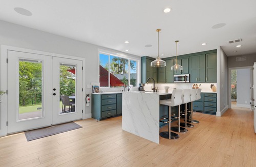 Carlton House | Luxury 3 King Suite Retreat 3 Blocks to Downtown!