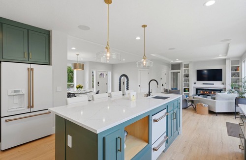 Carlton House | Luxury 3 King Suite Retreat 3 Blocks to Downtown!