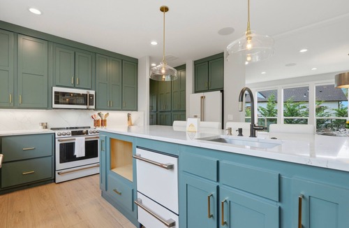 Carlton House | Luxury 3 King Suite Retreat 3 Blocks to Downtown!