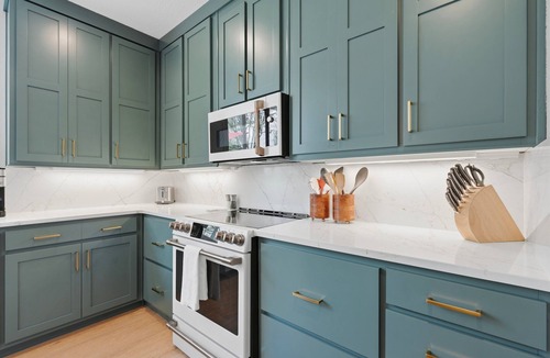Carlton House | Luxury 3 King Suite Retreat 3 Blocks to Downtown!