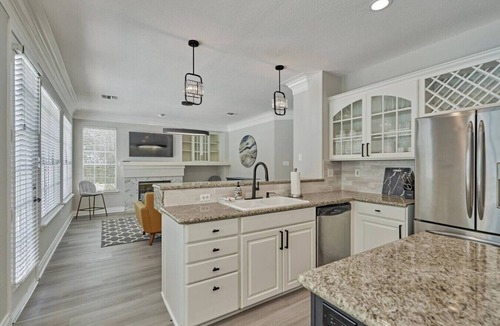The Woodlands House | Luxury 4BR/3Bath with the heated pool and Spa
