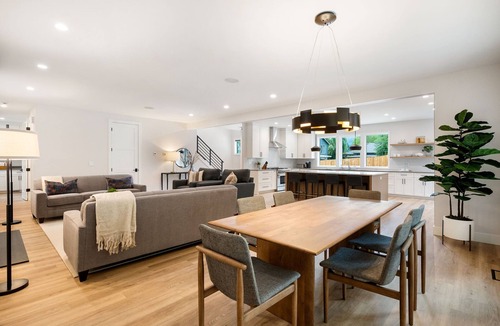 West Linn House | Luxury 4BR Retreat with Hot Tub & Sauna, Walkable