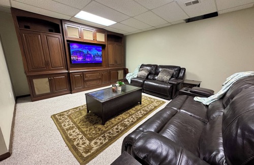 Sylvania House | Luxury 5BR Estate: Media Room & Golf - Sleeps 14