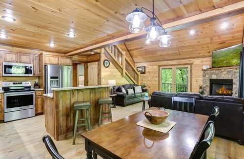 Foxfire Estates Cabin | Luxury Cabin w/Hot Tub & Fire Pit Near Blue Ridge