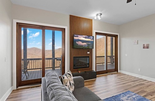 Sylva Condo | Luxury Condo, King Suite, Amazing View, Peace, and Hiking!