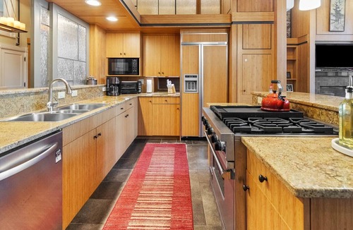 Downtown - Waterfront Condo | Luxury Condo | Paddle North w/Private Sauna & Gym