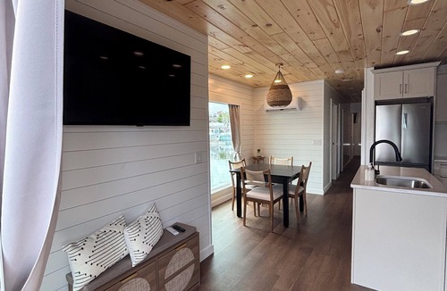 Tavernier Boat Rental | Luxury Floating Cottage Upper Florida Keys walk to restaurants and marina fun